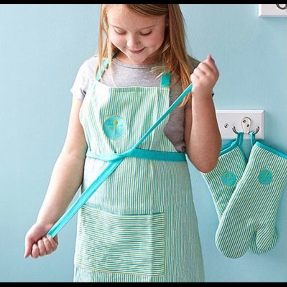 Pampered chef kids apron set